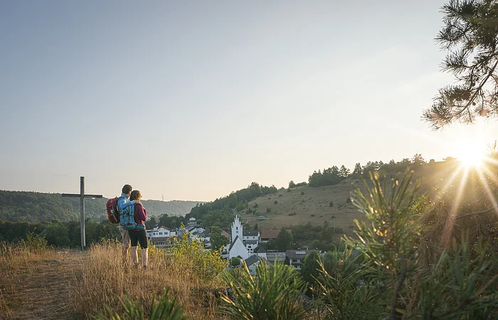 Wandernde auf dem Kirchberg oberhalb von Pfünz